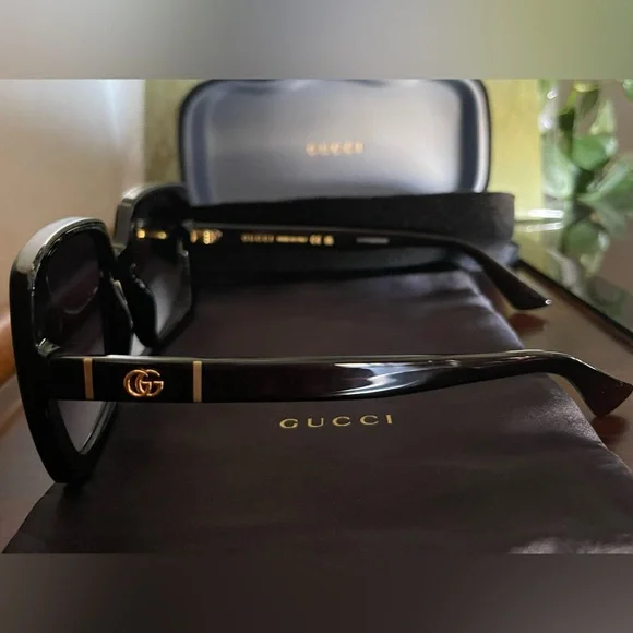 Gucci Square Black And Gold GG Sunglasses - Picture 2 of 4